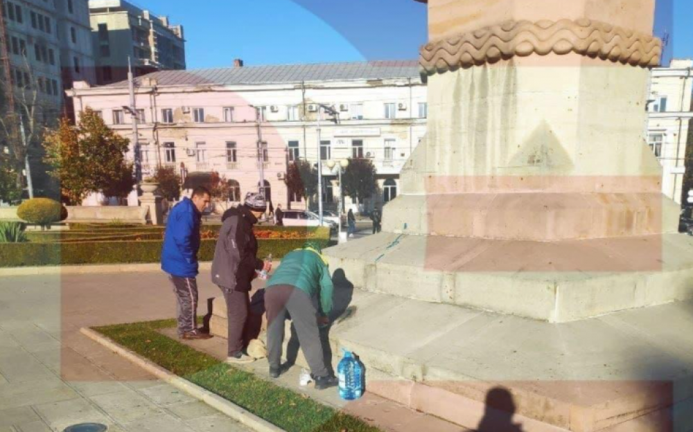 FOTO // Monumentul lui Ștefan cel Mare din Chișinău a fost vandalizat cu verde de briliant